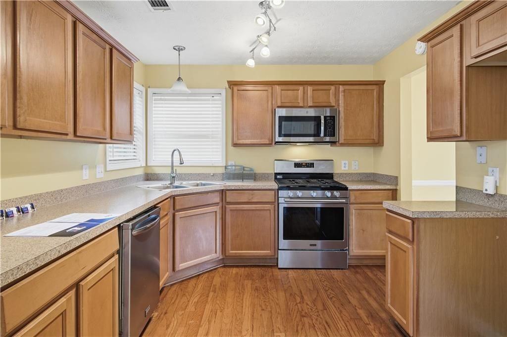 796 Rock Ln - Photo 3 of 31