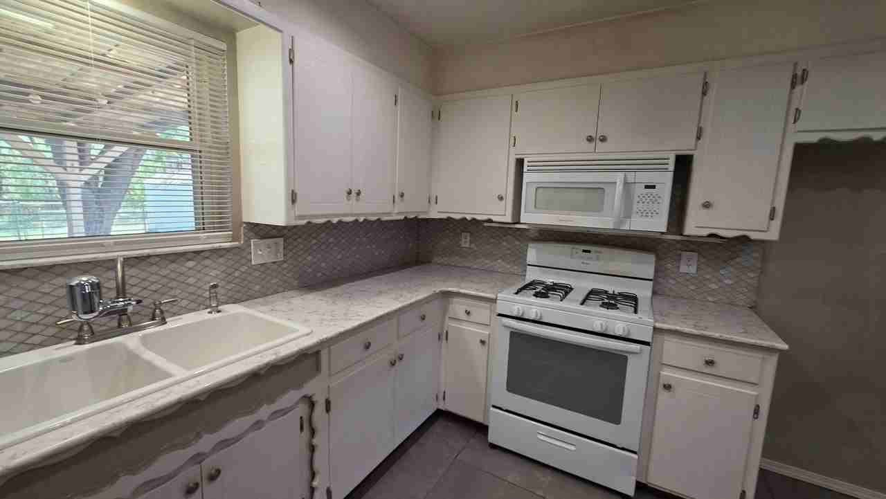 5028 S Georgia Pl - Photo 3 of 20