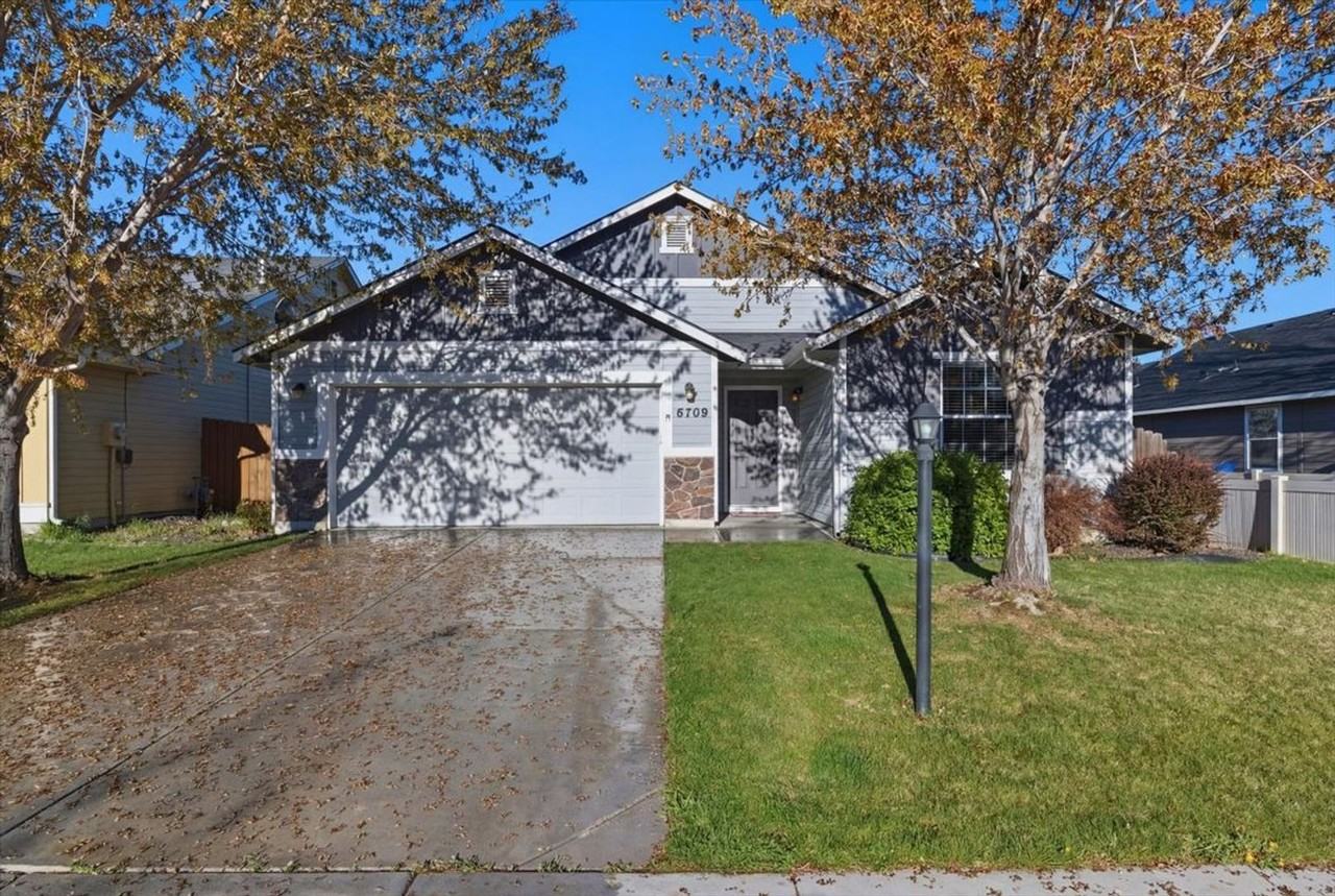 6709 S Warwickshire Ave - Photo 2 of 36