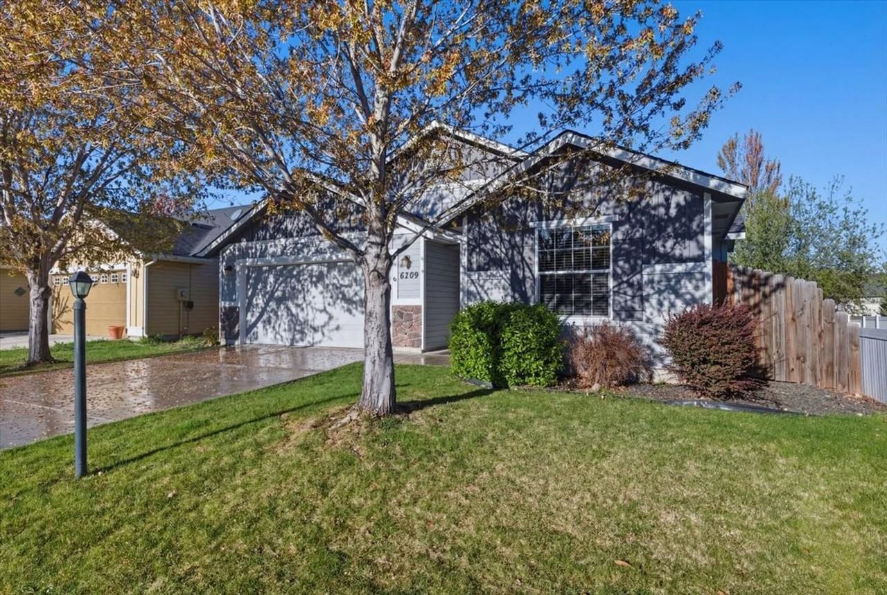 6709 S Warwickshire Ave - Photo 3 of 36