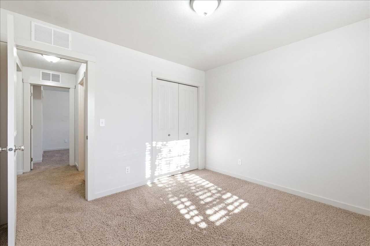 6709 S Warwickshire Ave - Photo 7 of 36