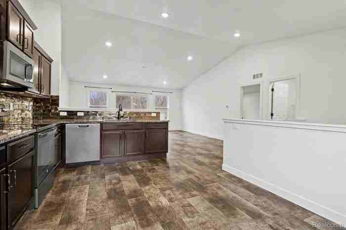 529 Swan River Dr - Photo 3 of 14