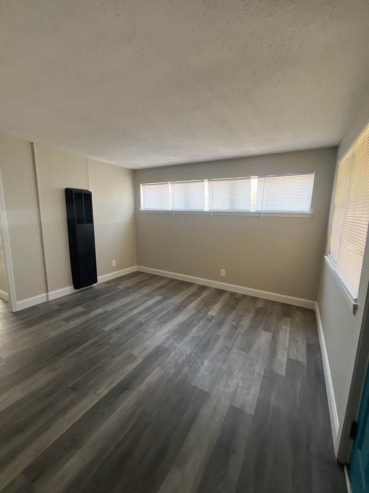 Melrose Court Apartments - Photo 2 of 6