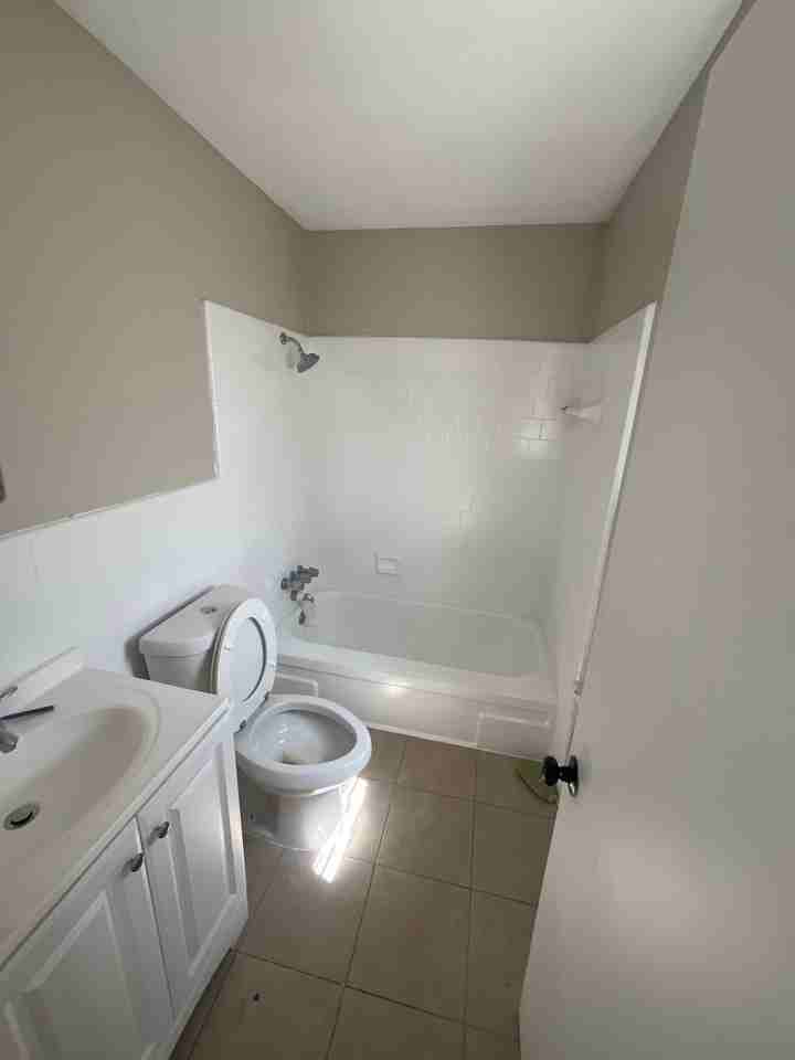 Melrose Court Apartments - Photo 4 of 6