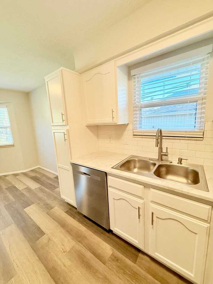 2735 W Katella Ln - Photo 5 of 18