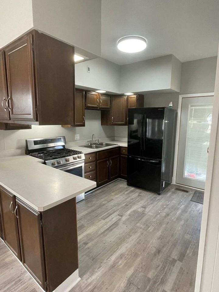 2200 Central St - Photo 2 of 11