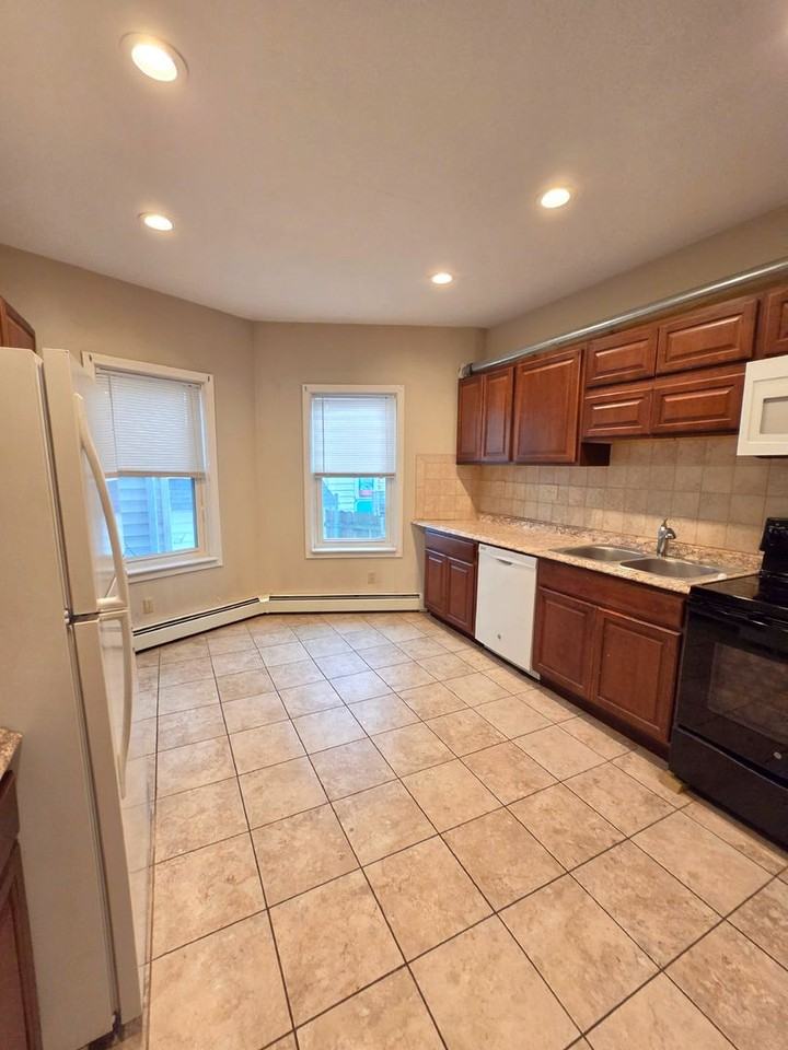 1340 Cranston St - Photo 3 of 16