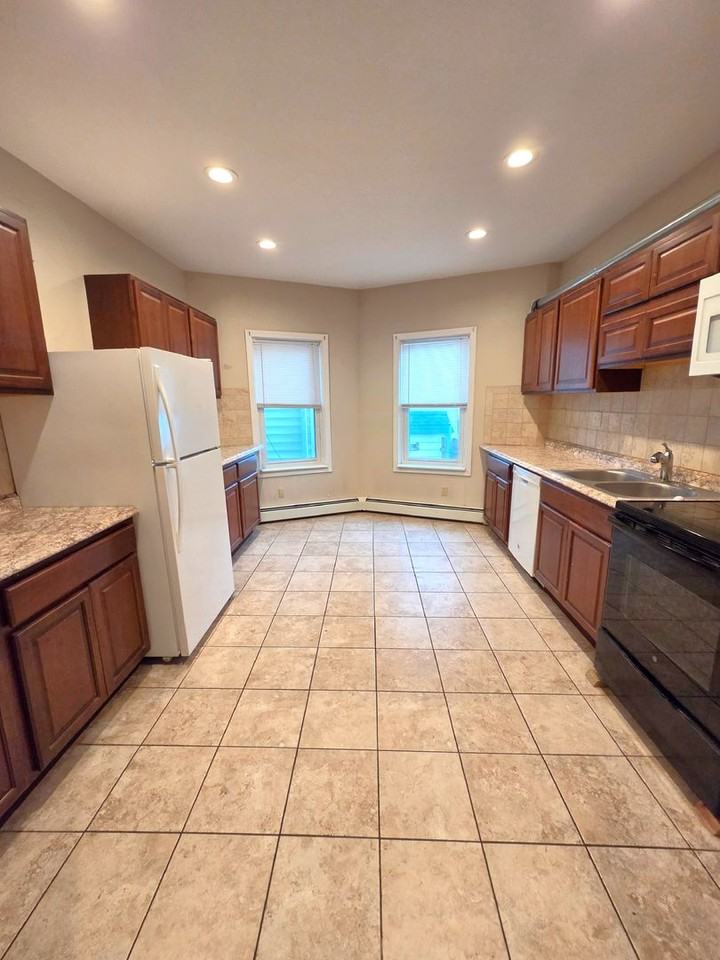 1340 Cranston St - Photo 4 of 16