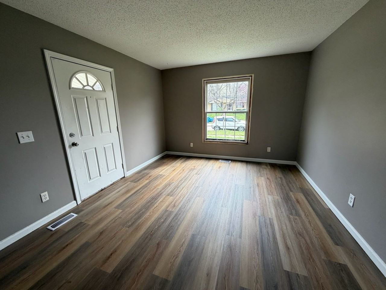 621 Goldenview Dr - Photo 2 of 11