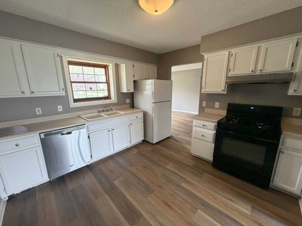 621 Goldenview Dr - Photo 4 of 11