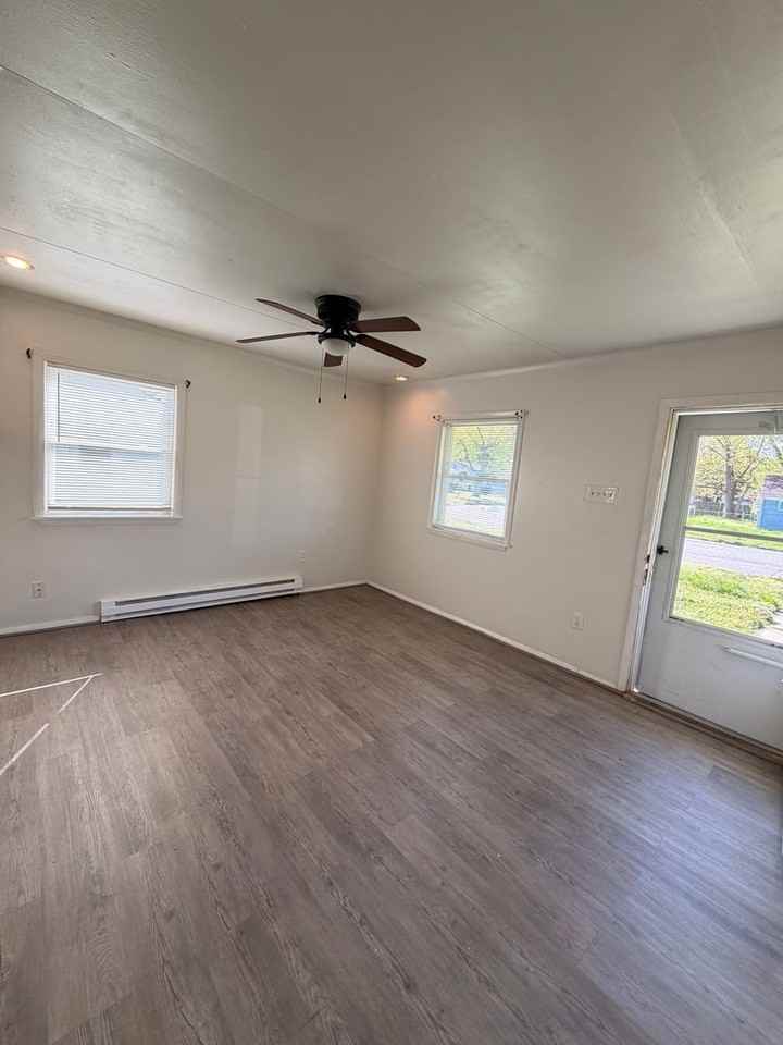 1437 Oakcrest Dr - Photo 4 of 12