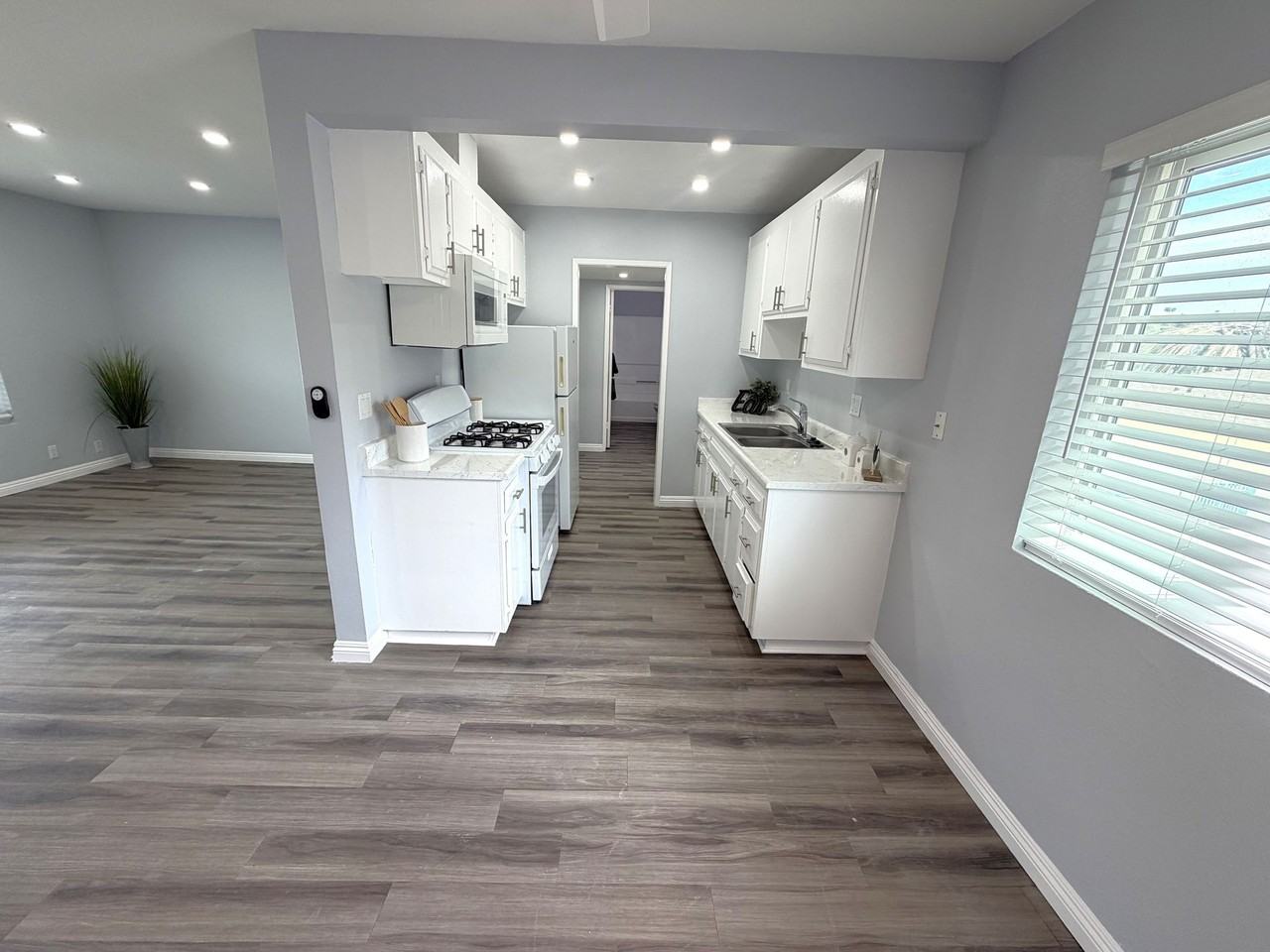 Welcome to Pacific View Apartments - Photo 3 of 16