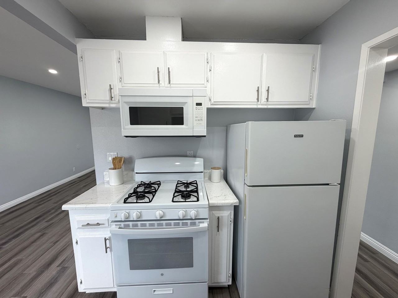 Welcome to Pacific View Apartments - Photo 6 of 16