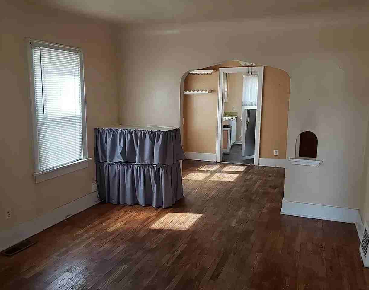 316 S Foster Ave - Photo 4 of 50