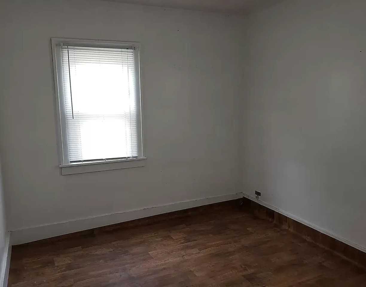 316 S Foster Ave - Photo 5 of 50