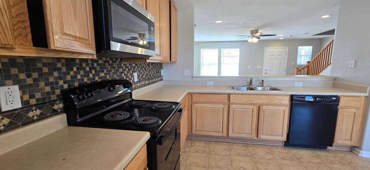 832 Sunrise Dr - Photo 3 of 23