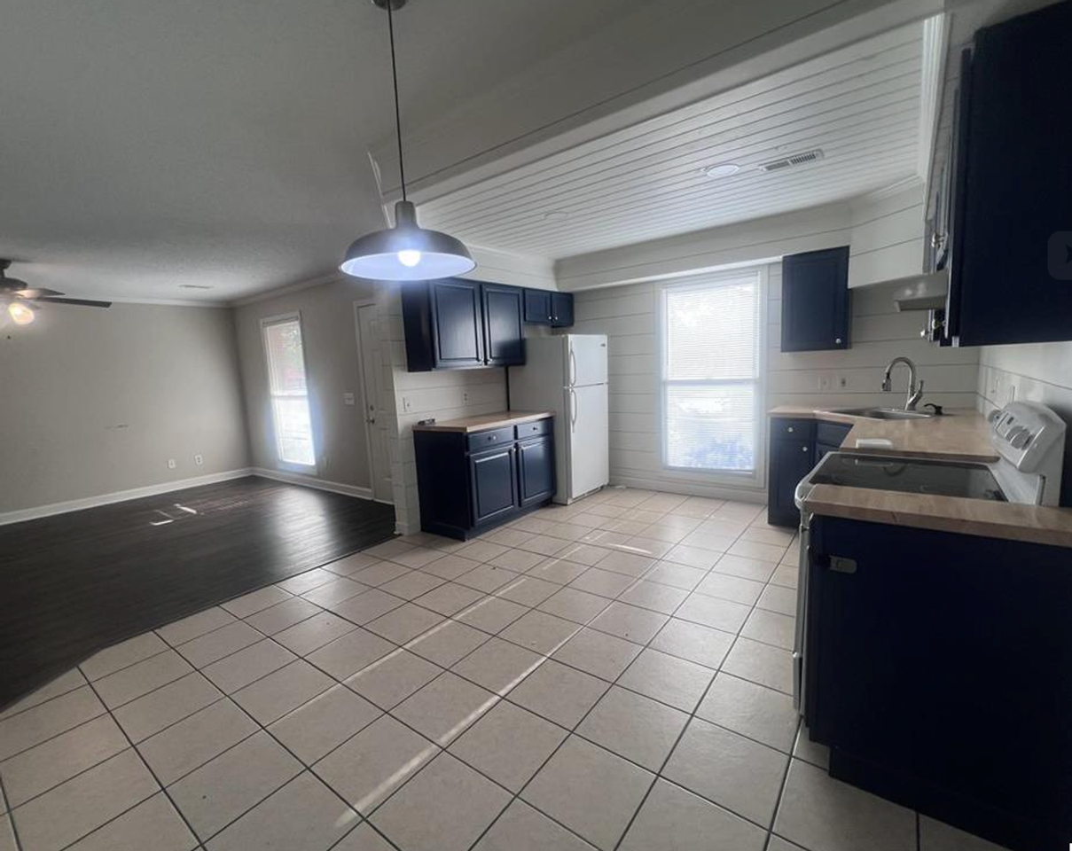 109 S 16th St - Photo 3 of 5