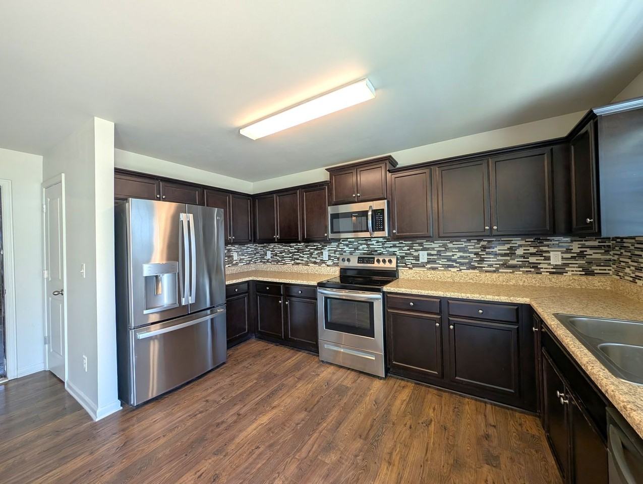 2525 Mcintosh St - Photo 3 of 26