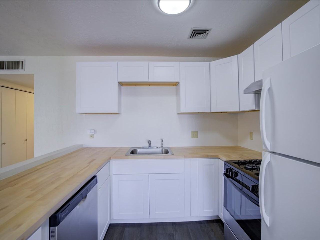 834 S Langley Ave #201 - Photo 7 of 23