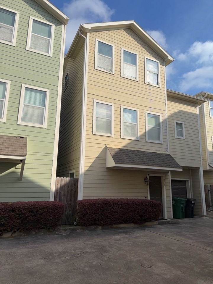 1828 Fletcher St - Photo 2 of 5