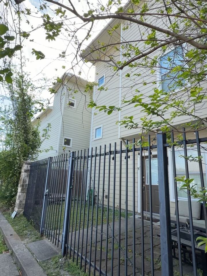 1828 Fletcher St - Photo 3 of 5