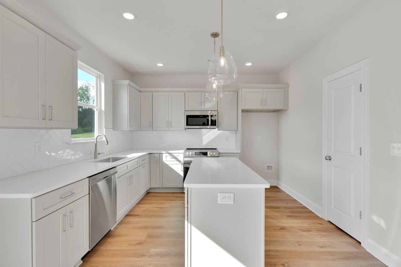 726 Lithia Inn Rd - Photo 5 of 47