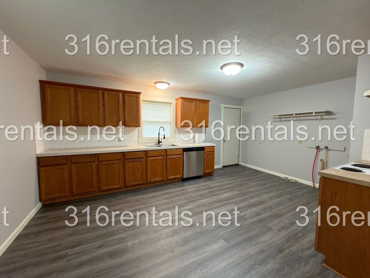 231 Larry St - Photo 3 of 9