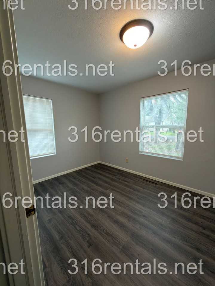 231 Larry St - Photo 5 of 9