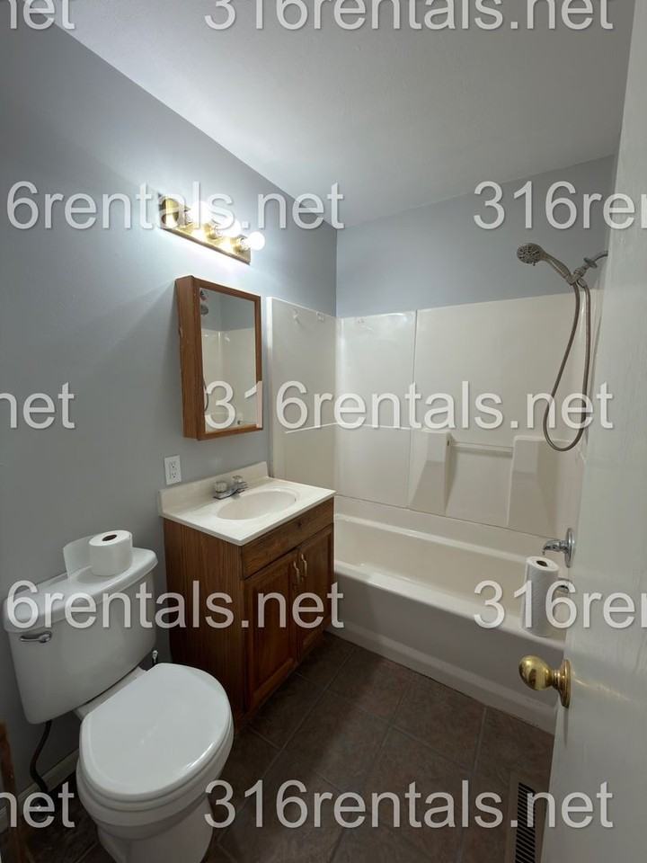 231 Larry St - Photo 6 of 9