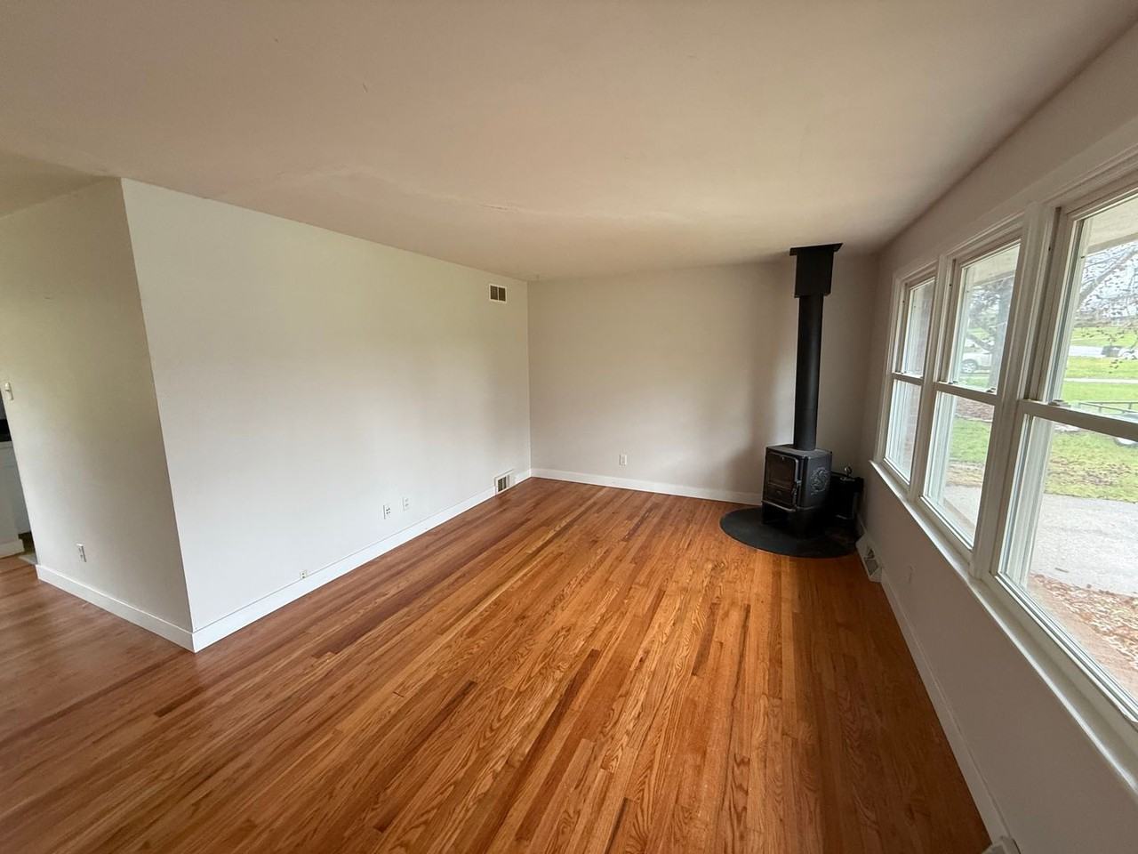 211 Bourn Ave - Photo 4 of 22