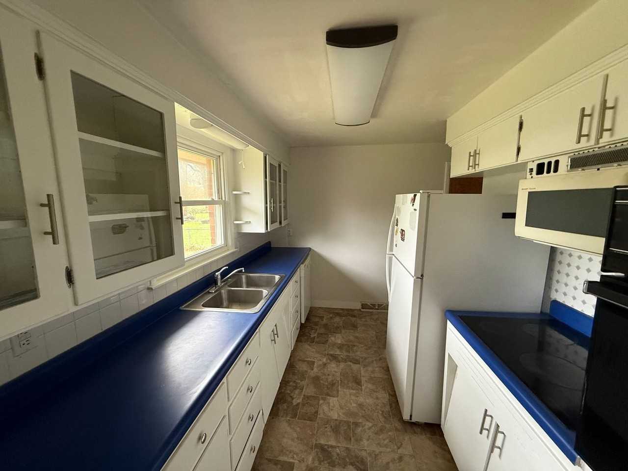 211 Bourn Ave - Photo 5 of 22