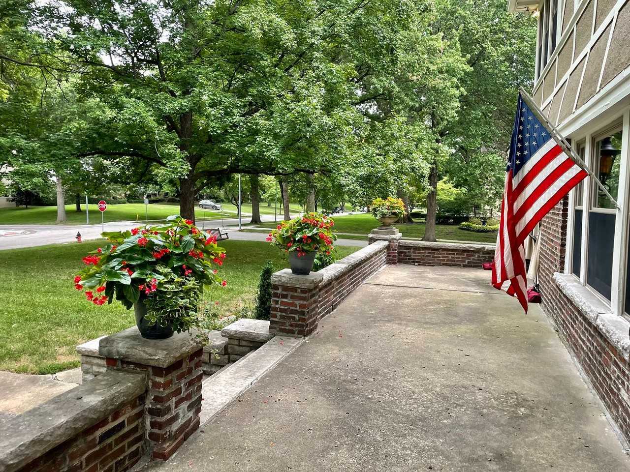 801 W 56th St - Photo 2 of 50