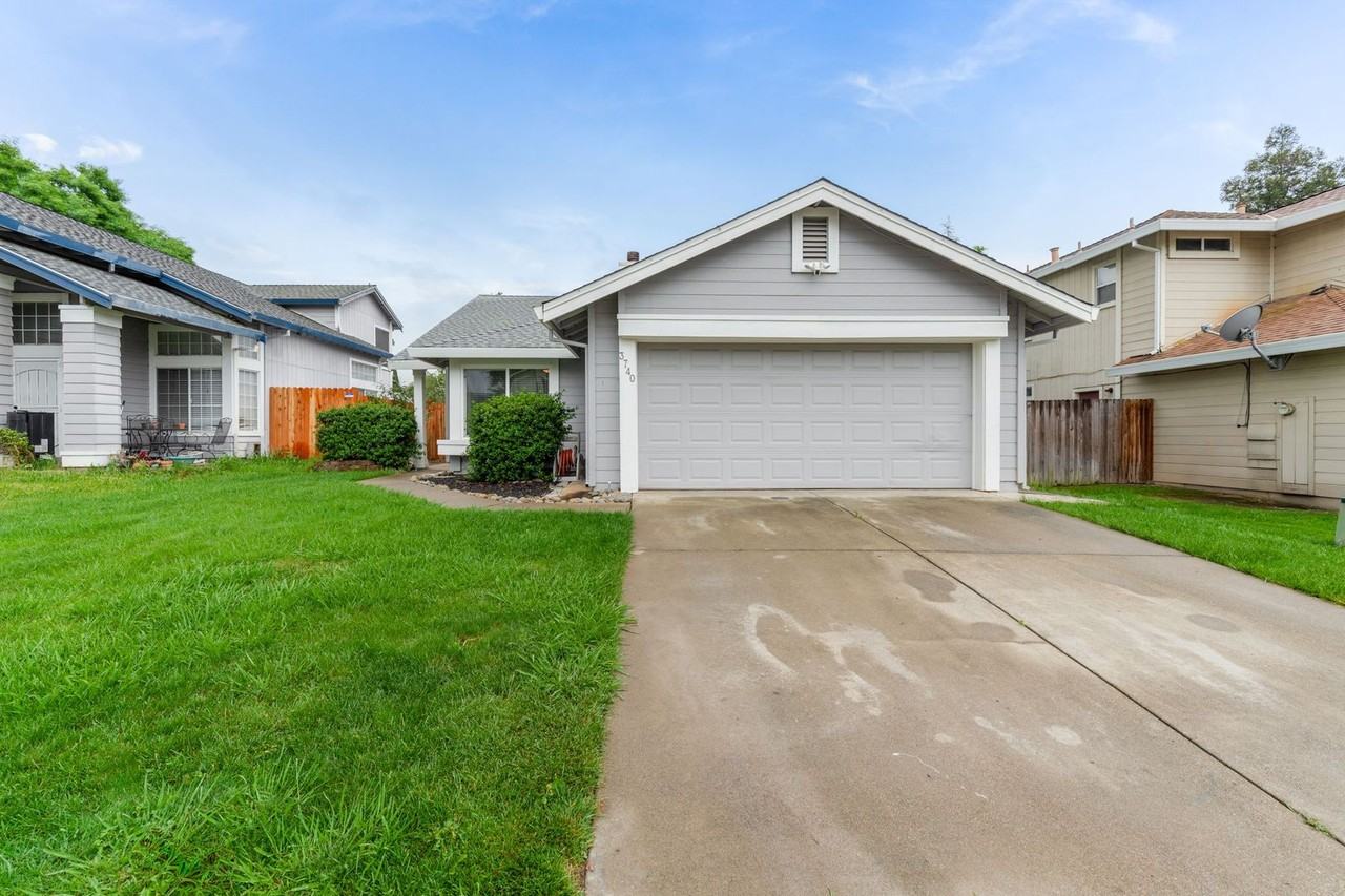 3740 Deer Walk Way - Photo 6 of 40