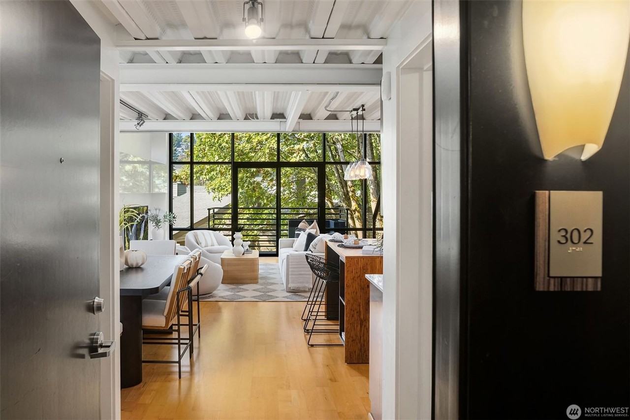 2914 E Madison St #302 - Photo 3 of 37