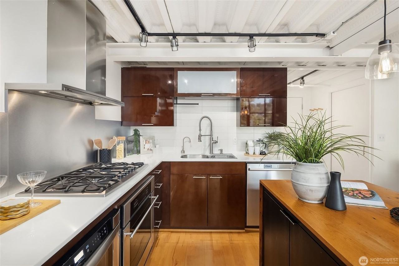 2914 E Madison St #302 - Photo 7 of 37