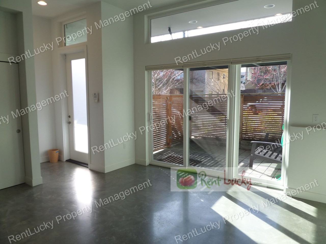 4214 Fremont Ave N - Photo 5 of 24