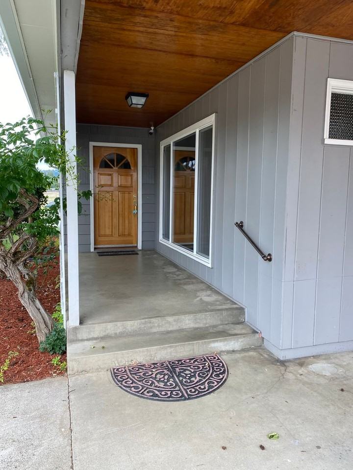 1642 Nw Almond Ave - Photo 2 of 13