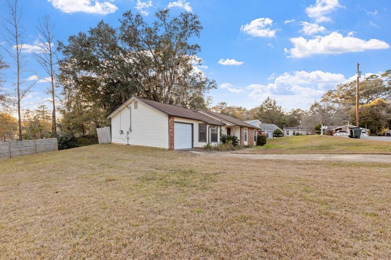3001 Eastgate Ct - Photo 3 of 26