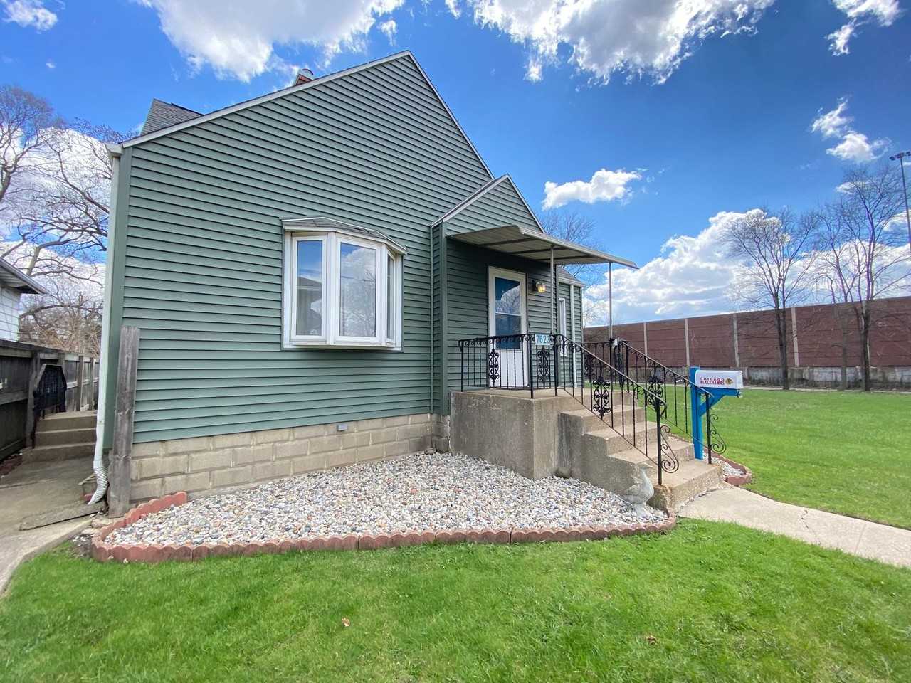 7623 Monroe Ave - Photo 3 of 19