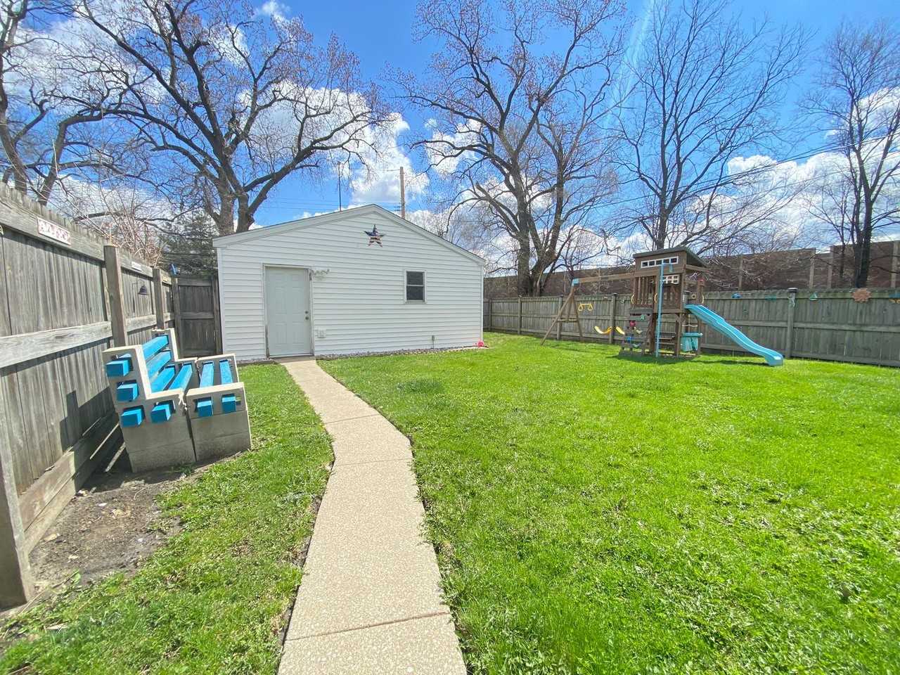 7623 Monroe Ave - Photo 4 of 19