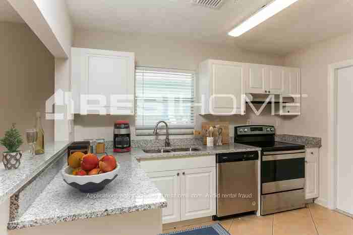 2943 Nw 9th St - Photo 2 of 17