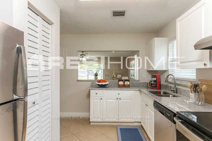 2943 Nw 9th St - Photo 3 of 17