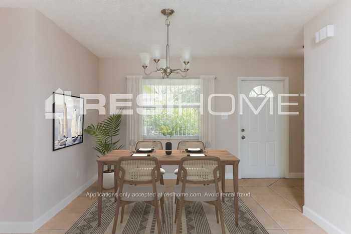 2943 Nw 9th St - Photo 4 of 17