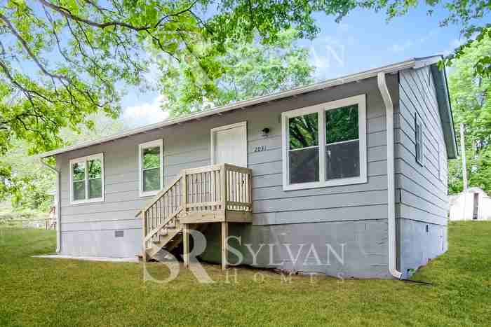 2031 S Pine Dr - Photo 3 of 16