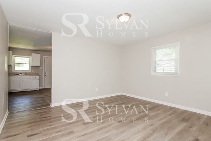 2031 S Pine Dr - Photo 4 of 16