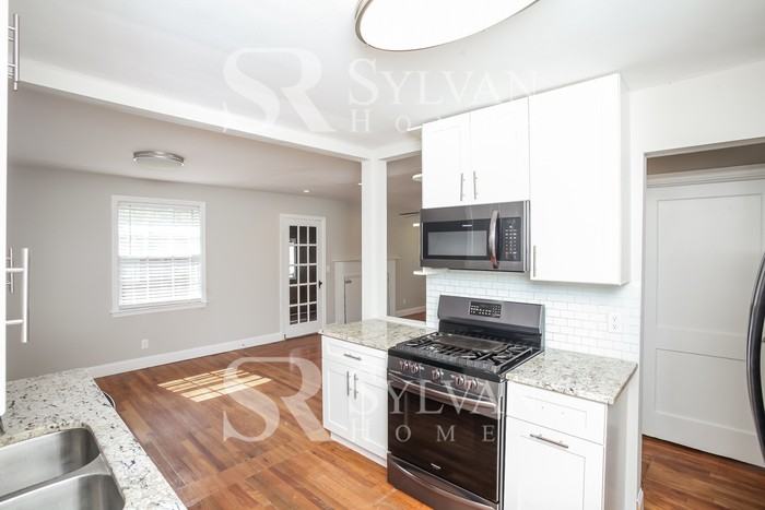 2424 Paxton St - Photo 5 of 16