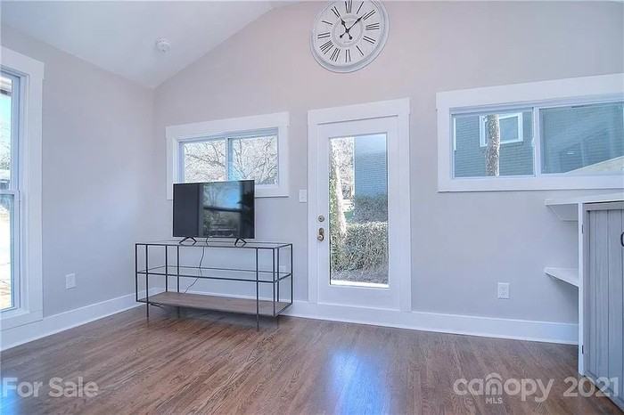 3459 Airlie St - Photo 3 of 30