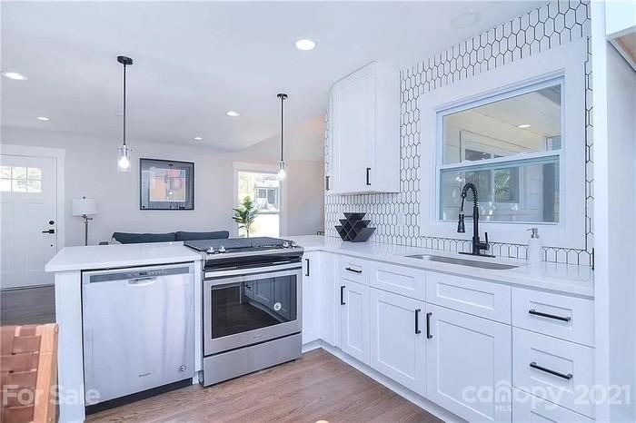 3459 Airlie St - Photo 4 of 30