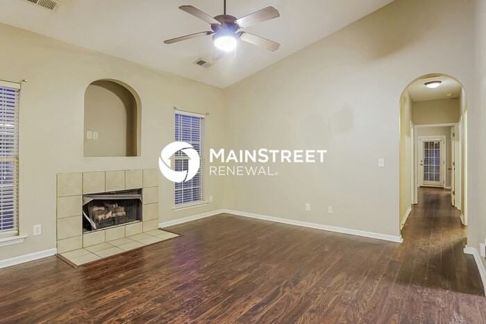 4737 Longmeadow Dr - Photo 3 of 15