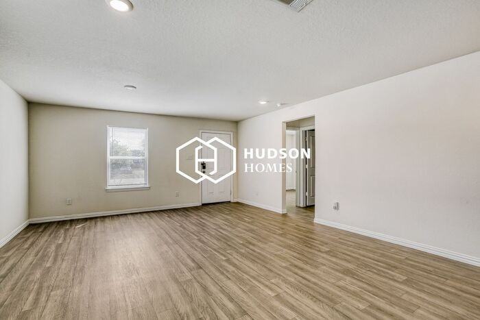 8117 Saint Louis St - Photo 3 of 14